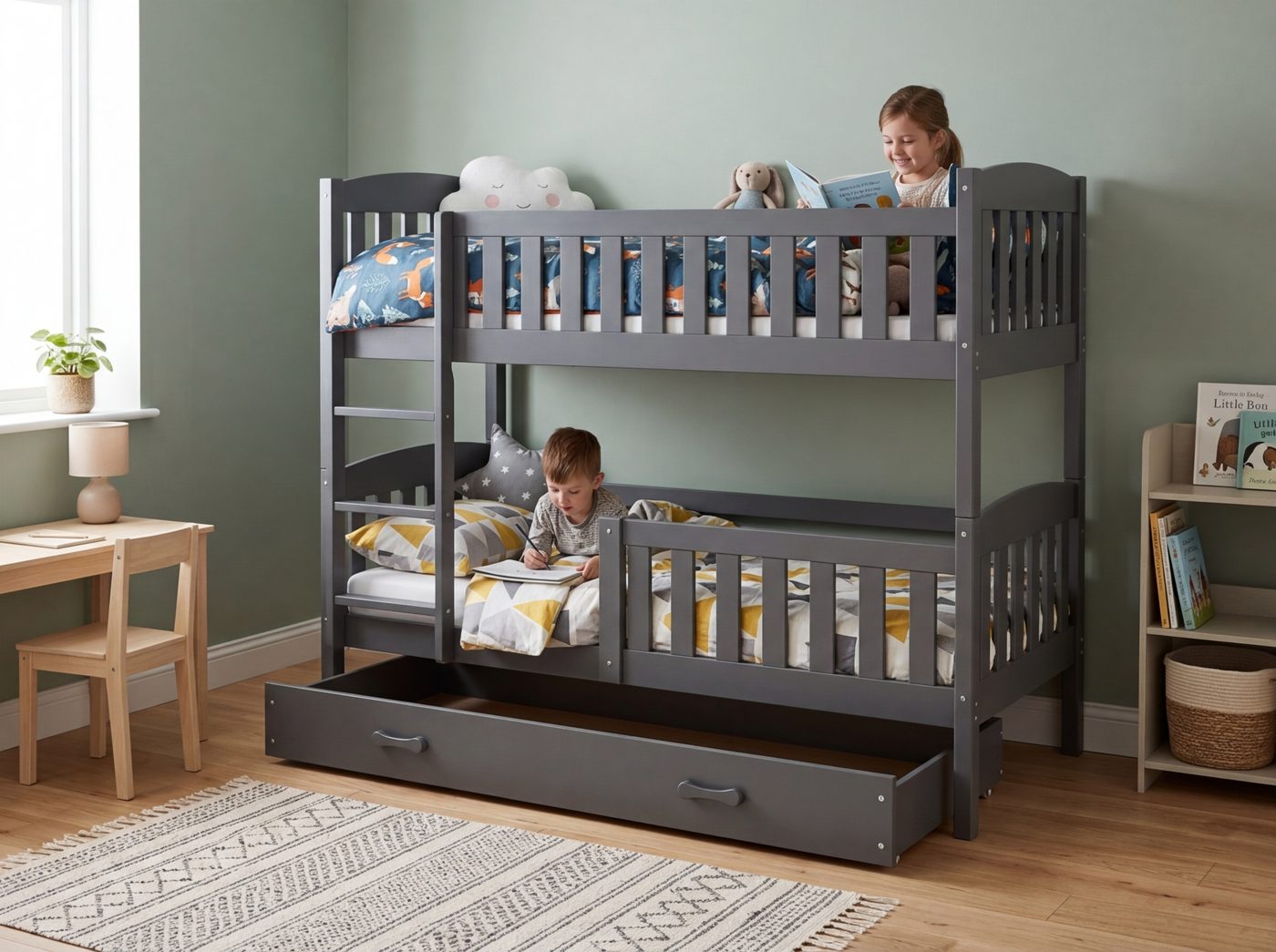Poschodová posteľ v malej detskej izbe pre dve deti – pohľad na celú izbu s voľným priestorom